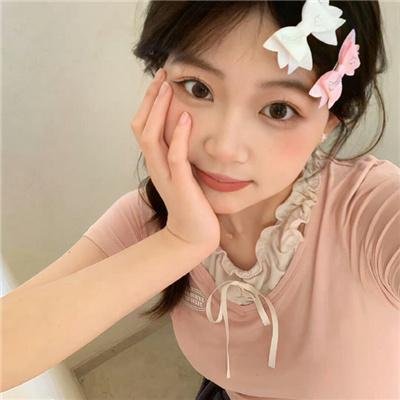 《纯真小镇的夫人》海报